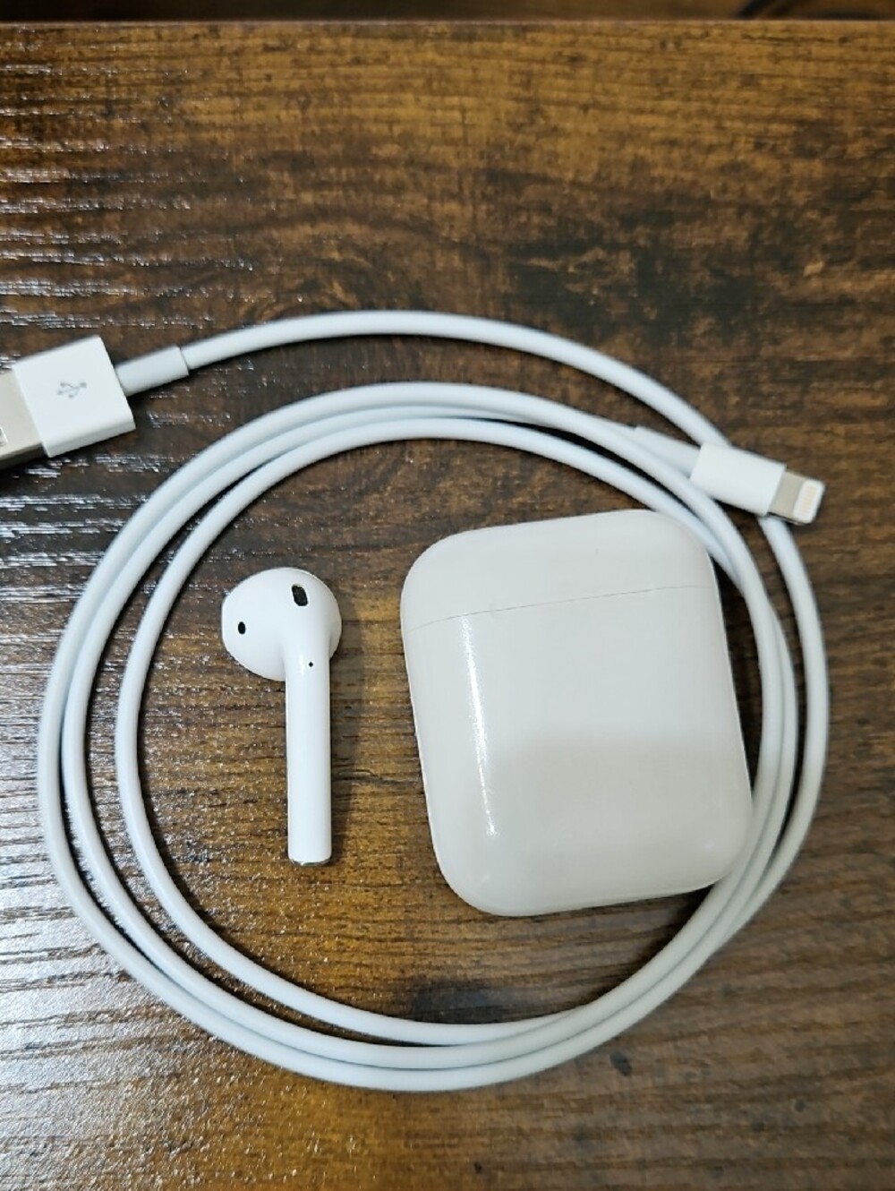 Apple White Wireless Earbuds with Charging Case and Lightning Cable - Picture 2 of 2
